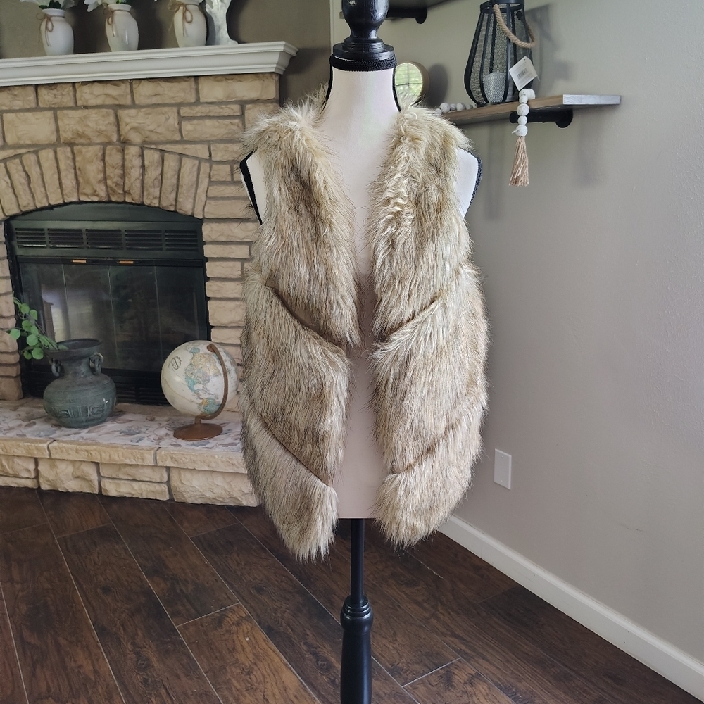 Love Tree Faux Fur Vest in Cream